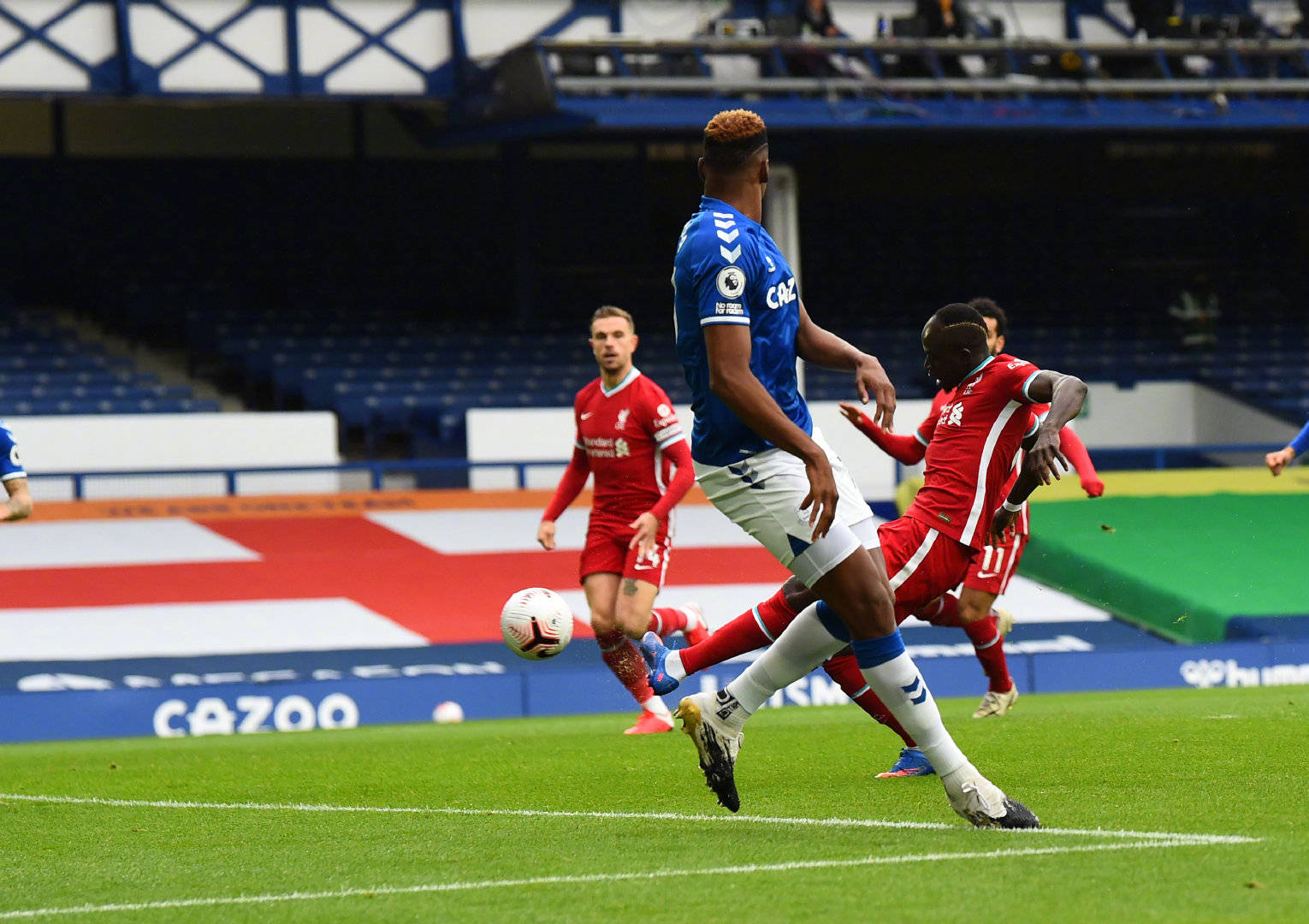 士在防守端 士在防守端